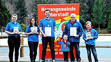 Die Redaktion der Narrengemeinde Oberstadt präsentiert vor der Kulisse des Triberger Bergsees ihre Festschrift (von links): Lisa ...