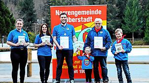 Die Redaktion der Narrengemeinde Oberstadt präsentiert vor der Kulisse des Triberger Bergsees ihre Festschrift (von links): Lisa ...