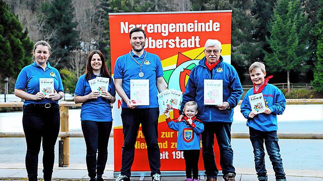 Die Redaktion der Narrengemeinde Oberstadt präsentiert vor der Kulisse des Triberger Bergsees ihre Festschrift (von links): Lisa ...