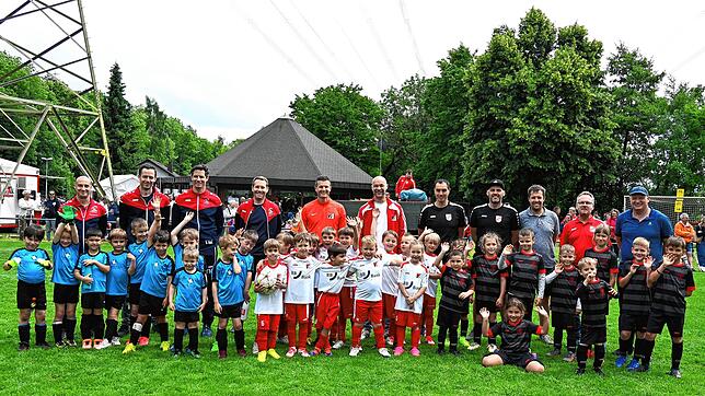 Das sind die drei Bambini-Mannschaften mit ihren Betreuern und Trainern aus Lauchringen (von links), Weilheim und Gurtweil, die beim ...