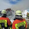 Fünf Stunden lang muste die Feuerwehr brennende Strohballen am Ortseingang löschen. Bild: Feuerwehr Gottmadingen