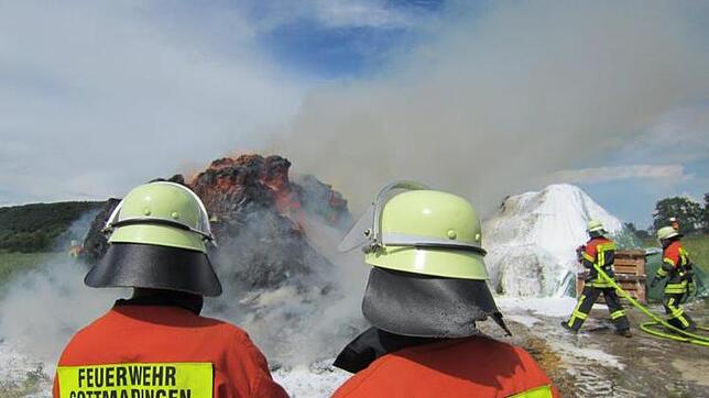 Fünf Stunden lang muste die Feuerwehr brennende Strohballen am Ortseingang löschen. Bild: Feuerwehr Gottmadingen