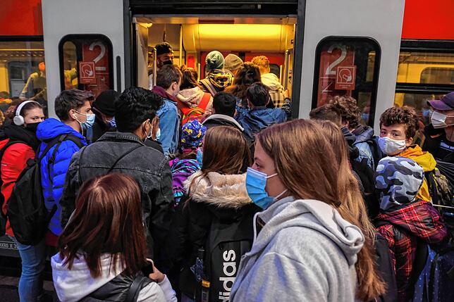 Die Schüler versuchen, einigermaßen geordnet in den Zug einzusteigen.