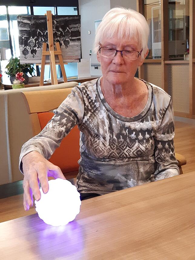 Erika Sonntag, Bewohnerin des Awo-Seniorenzentrums Sonnengarten Wutöschingen, testet den Therapie-Ball.