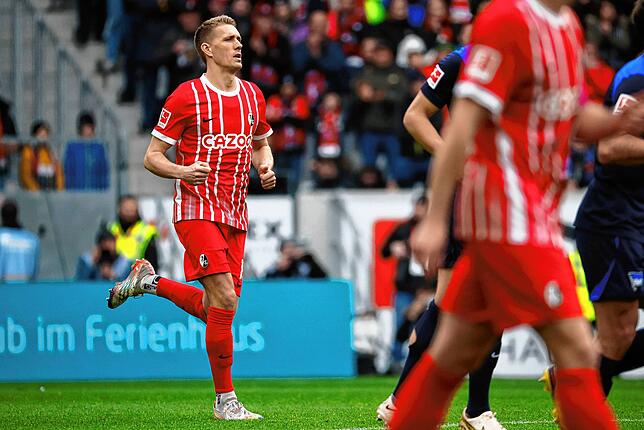 Der Freiburger Nils Petersen läuft über das Spielfeld.