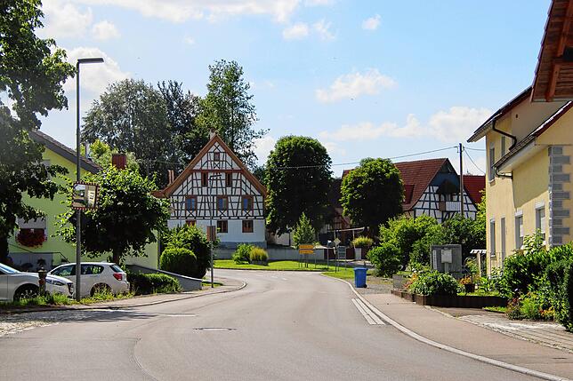 Die Durchgangsstraße durch Mindersdorf.