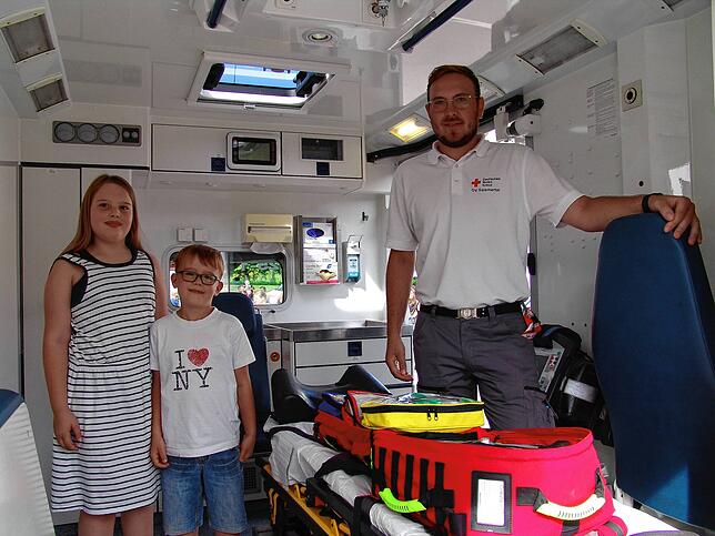 Hanna und Felix lassen sich von Lukas Hess den Rettungswagen zeigen. Kurz darauf muss dieser zu einem Einsatz ausrücken. „So ...