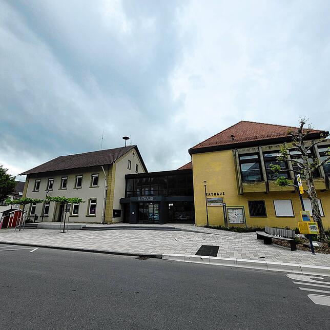 Barrierefrei präsentieren sich Rathaus und Vorplatz heute. Automatiktüren, ein offener Sachbearbeiter-Bereich erleichtern den Zugang zur ...