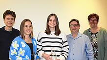 Dirigent Luis Maulbetsch (von links), Saskia Dörflinger (20 Jahre) und Esther Keller (zehn) wurden von Helmut Martin und Astrid ...