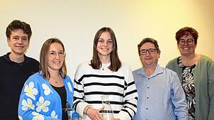 Dirigent Luis Maulbetsch (von links), Saskia Dörflinger (20 Jahre) und Esther Keller (zehn) wurden von Helmut Martin und Astrid ...