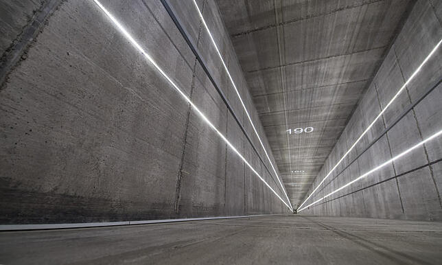 Eine 190 steht in einem mehr als 220 Meter tiefen Aufzugsschacht des neuen Testturms als Höhenmarkierung. Bild: dpa