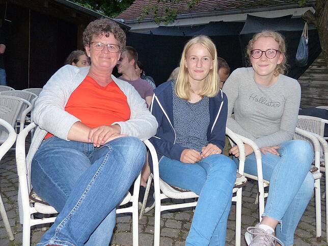 Ihr erstes Kino-Openair hatte (von links) Andrea Rössler aus Ittendorf ihren Töchtern Natalie und Lena im Theaterstadel spendiert. Allen ...