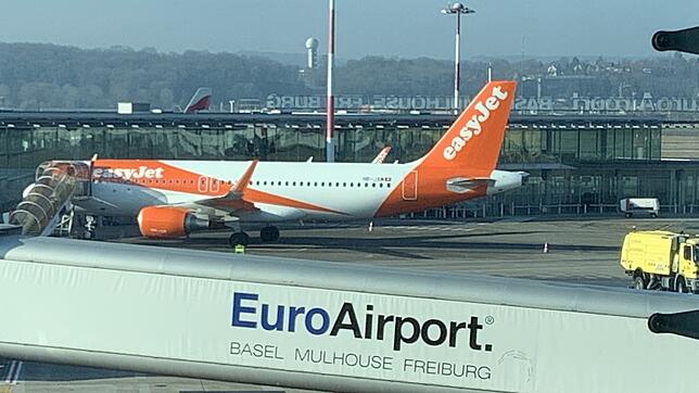 Ein Flieger am Gate des Euroairports Basel-Mulhouse (Archivbild).