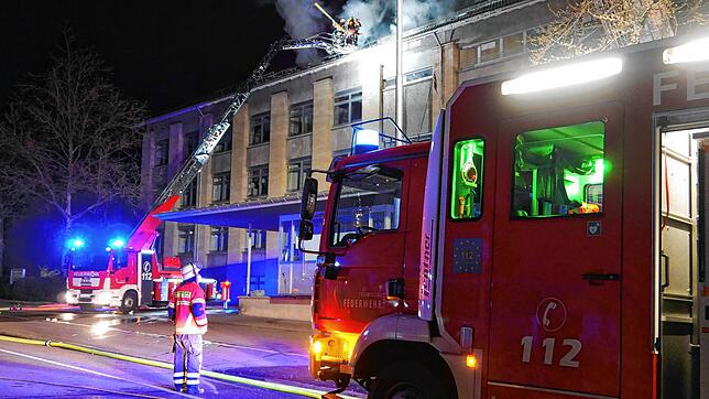 Sie sind da, wenn es brennt, so wie hier beim Brand in der Robert-Gerwig-Schule in Singen: die Feuerwehren in Singen und dem Hegau. Doch ...