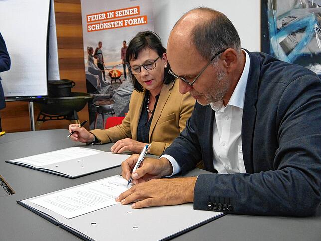 Sabine Rein als Präsidentin der HTWG und OB Bernd Häusler bei der Unterschrift unter dem Reallabor-Vertrag.