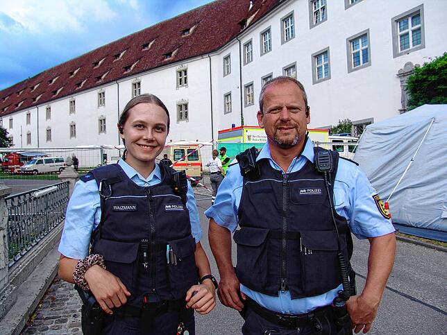 Nicole Waizmann und Thomas Bonauer vom Polizeirevier Überlingen sind zwei von insgesamt sieben Polizisten, die beim Konzert im Einsatz sind.