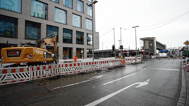 Die Bagger sind da: Die Straßenbauarbeiten für den Kreisverkehr vor dem Konstanzer Lago haben begonnen.