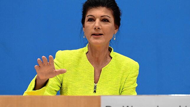 Politikerin Sahra Wagenknecht spricht während der Pressekonferenz zur Gründung des Vereins &ldquo;Bündnis Sahra Wagenknecht &ndash; Für ...
