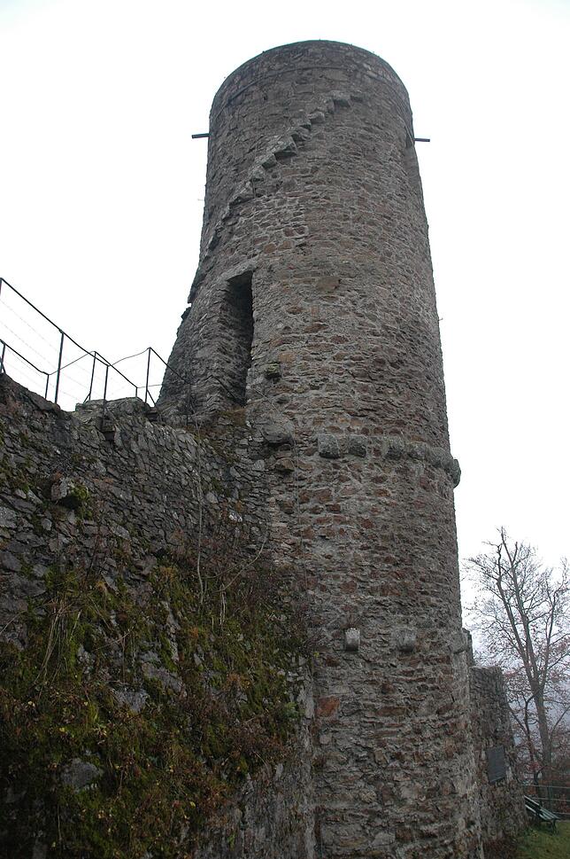 Der Bergfried der Burgruine Bärenfels bei Wehr.