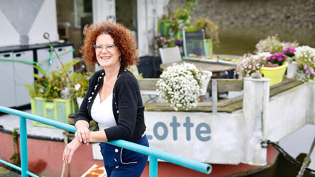 Ungewöhnliche Wege: Nicola Eisenschinks Zuhause ist seit vier Jahren das Hausboot "Lotte", das sie nach ihrer längst verstorbenen ...