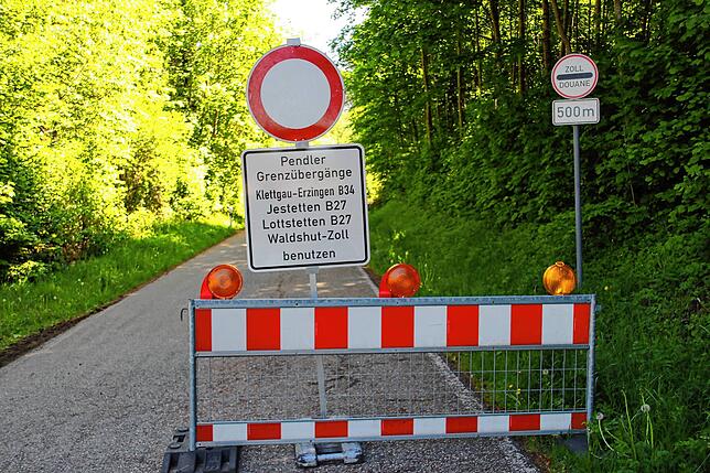 Stopp heißt es 500 Meter vor der Grenze nach Rafz-Schlauchenberg. Der kleine Übergang beim Dettighofer Ortsteil Baltersweil wird von ...