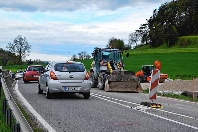 Der Verkehr läuft momentan einspurig und per Baustellenampel geregelt über die Brücke.