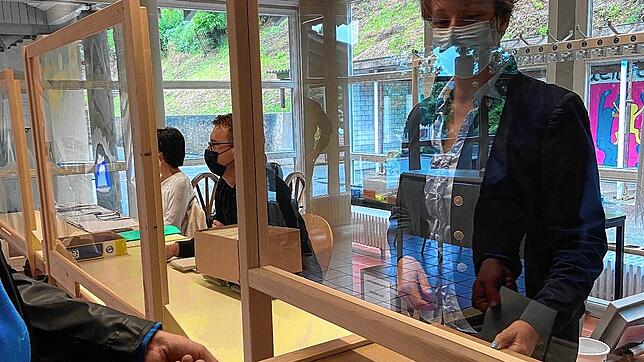 Schwörstadts Bürgermeisterin Christine Trautwein-Domschat verstärkt das Wahlhelferteam im Wahllokal in der Festhalle.