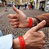 Daumen hoch für die 3G-Bändel: Seit 3. Februar werden in einem Großteil der Waldshut-Tiengener Geschäfte diese Armbänder an Kunden verteilt.