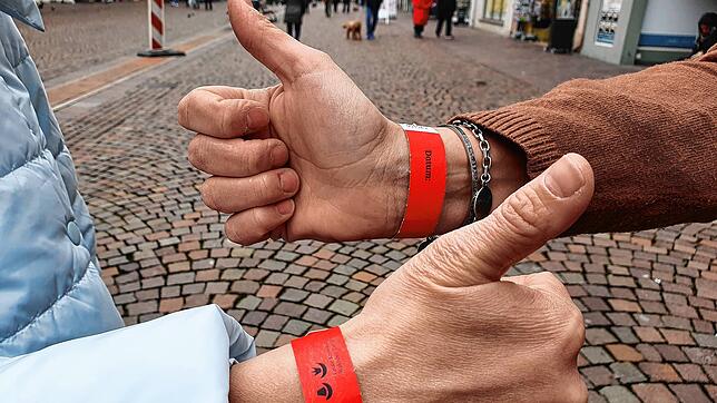 Daumen hoch für die 3G-Bändel: Seit 3. Februar werden in einem Großteil der Waldshut-Tiengener Geschäfte diese Armbänder an Kunden verteilt.