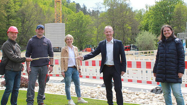 Freuen sich auf technische Verbesserungen im Freibad (v.l.): Manfred Raff (Sachgebietsleiter Hochbau bei der Stadt Stockach), ...