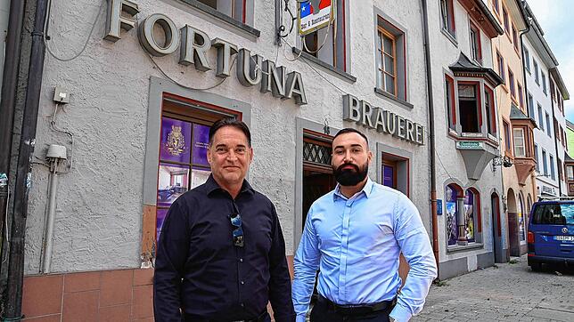 Horst Peter Schikkor (links) und sein Sohn Alexander vor dem Fortuna-Bräu-Gebäudeensemble. Die historischen und denkmalgeschützten ...
