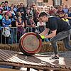 Hier wird Muskelkraft gebraucht. Beim Bierfassrollen müssen die Teilnehmer schwere Fässer über einen Hindernisparcours bugsieren.