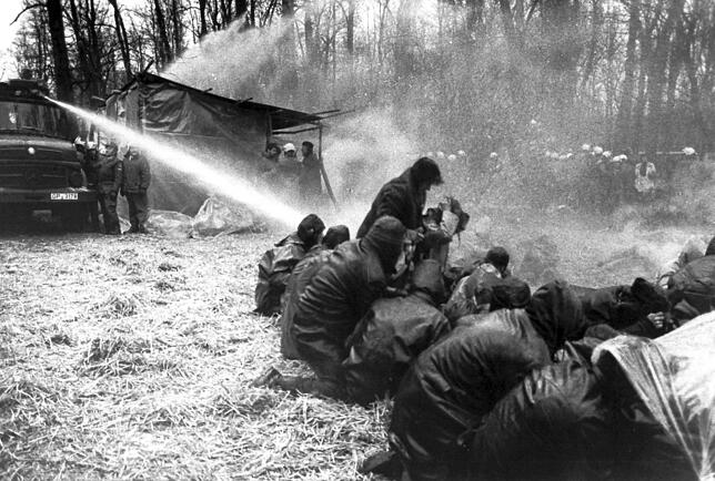 Proteste gegen das Kraftwerk in Wyhl 1975: Ein Wasserwerfer der Polizei wird bei der Räumung des von Umweltschützern besetzten ...