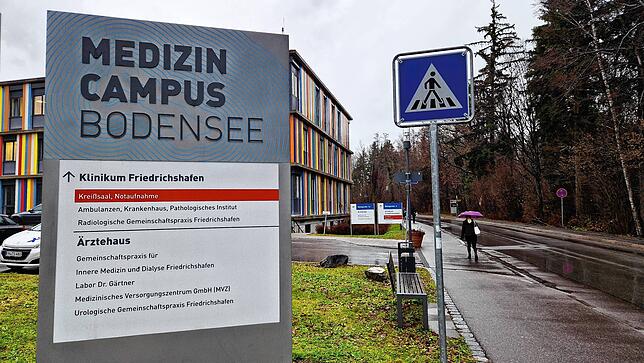 Ein Schild in Friedrichshafen führt zum Medizin Campus Bodensee.