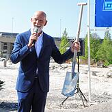 Norbert Reuter, Geschäftsführer der Stadtwerke, beim Spatenstich des neuen Parkhauses am Brückenkopf Nord.