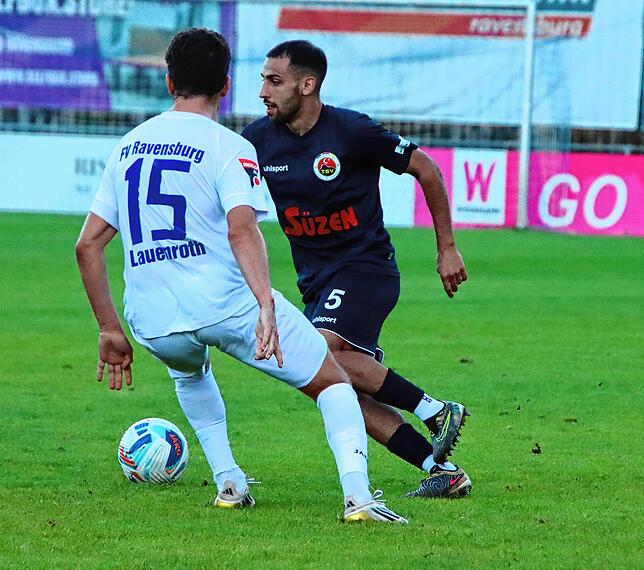 Bild 2: Fünf Tore und viele Zweikämpfe: Unsere Bilder des Oberliga-Duells zwischen Ravensburg und Singen
