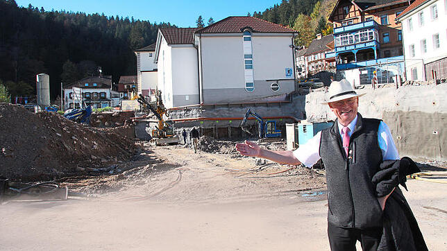 Der wiedergewählte Triberger Bürgermeister, Gallus Strobel, an der Edeka-Baustelle. Er hat ehrgeizige Ziele für seine dritte Amtszeit in ...