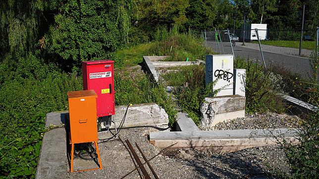 Beton, Unkraut, Baustromkasten und Absperrung: Das ist das Fundament für den seit Jahren geplanten Kiosk des Vereins Coycoy in der Nähe ...