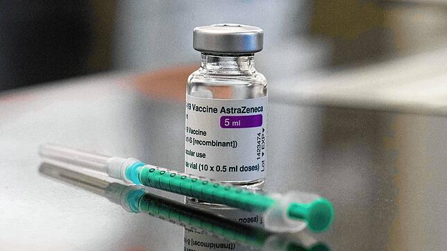 Eine Spritze mit Astrazeneca-Impfstoff liegt auf einem Tisch. Der Impfstoff wird hierzulande nur an Unter-65-Jährige verimpft. In ...