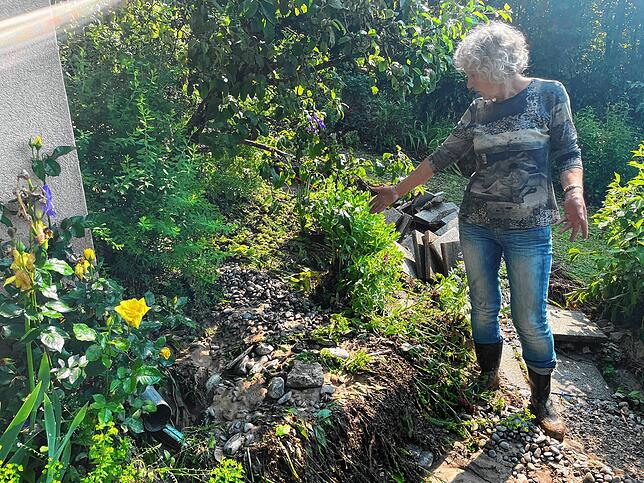 Rita Kistler zeigt, wo noch gestern Blumen in ihrem Garten blühten.