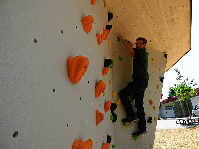 Georg Riedmann an der Kletterwand der Trendsportanlage, die er als begeisterter Bergwanderer mühelos meistert. Die Jugendlichen haben ...