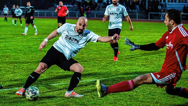 Chance verpasst: Tolga Polat steht frei vor dem Tor, aber Raphael Scherzinger hat aufgepasst beim 1:1 zwischen dem SV 08 Laufenburg und ...