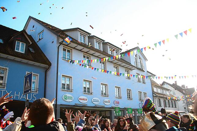 Bild 9: Fasnachts-Auswerfen und Narrenbaumstellen: Bilder des Hochrhein Narrentreffens in Tiengen (Teil 2)