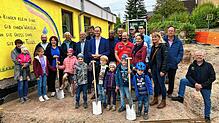 Beim offiziellen Spatenstich für die Erweiterung des katholischen Kindergartens St. Marien in Döggingen packen auch die jüngsten Gäste ...