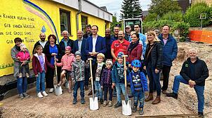 Beim offiziellen Spatenstich für die Erweiterung des katholischen Kindergartens St. Marien in Döggingen packen auch die jüngsten Gäste ...