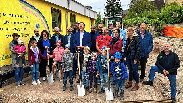 Beim offiziellen Spatenstich für die Erweiterung des katholischen Kindergartens St. Marien in Döggingen packen auch die jüngsten Gäste ...