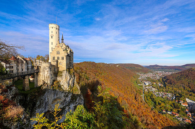 Das Schloss Lichtenstein wurde auf einem Felsen errichtet und ist nur über eine Brücke zu erreichen.