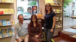 Markus Schmitt (Partnerschaftskomitee), Ludivine Bessac und Stefanie Stelter (Leiterin der Tourist-Info) freuen sich über den gelungenen ...