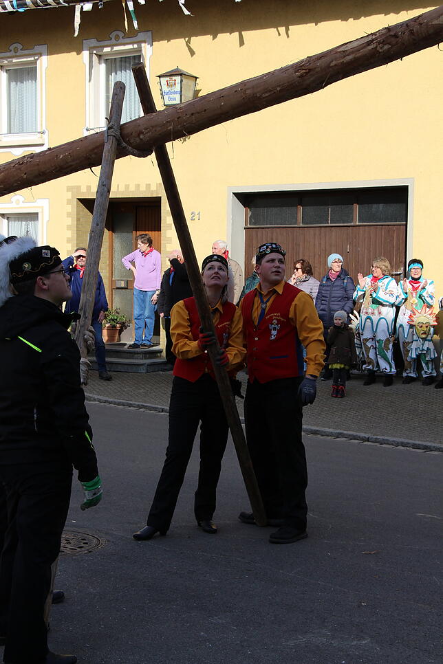 Das Narrenbaumstellen ist in Neudingen Aufgabe des Elferrates. Hier zu sehen sind Benjamin Widmann und Andrea Kümmel.