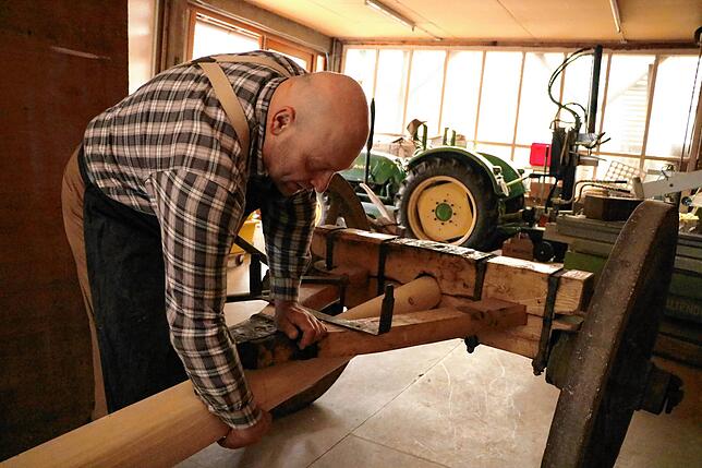 Sorgfältig fügt Schreinermeister Robert Peter ein Teil zum anderen, bis das Fuhrwerk fahrtüchtig ist. Unzählige Arbeitsstunden kostet ...
